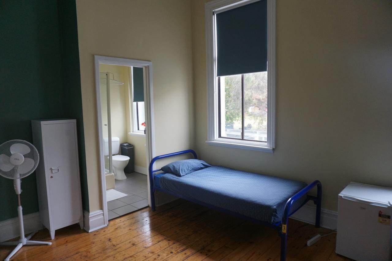 Ocean Beach Backpackers Hostel Perth Exterior photo